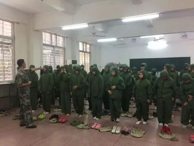 強(qiáng)我心志，融藝于陶——記初二級三防、陶藝綜合實(shí)踐活動